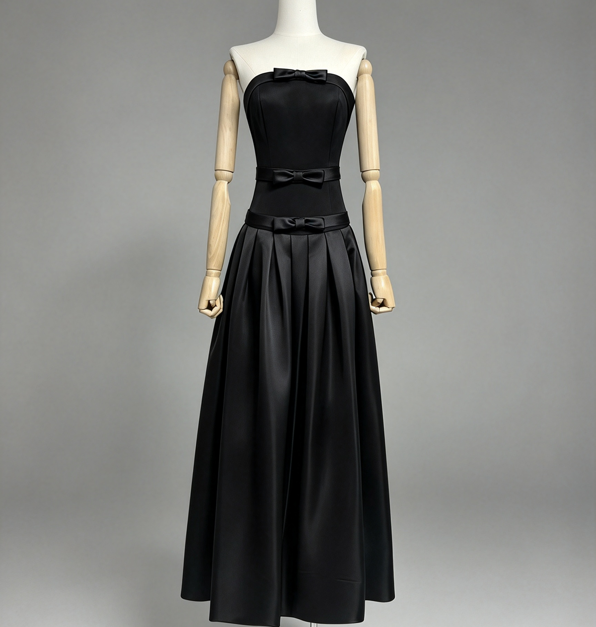 Elegant Black Strapless Gown with Voluminous Satin Skirt